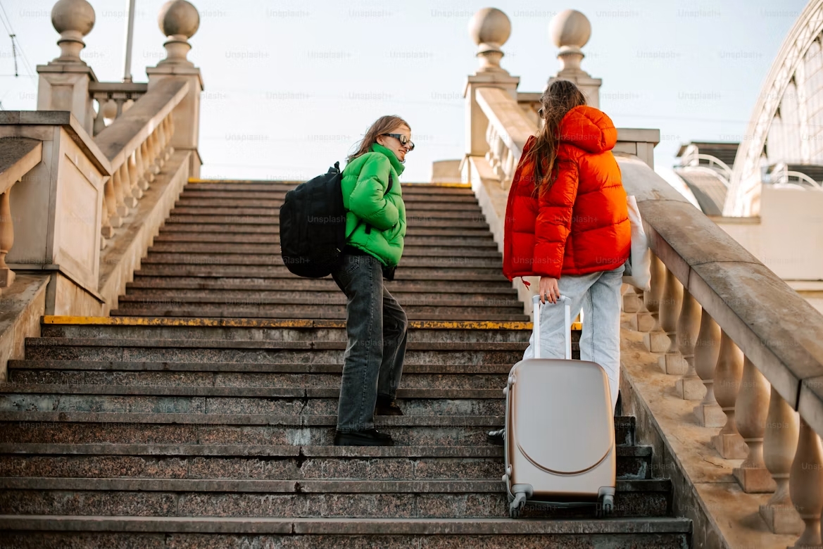 Novos hábitos de viagem mostram como ferramentas digitais e conectividade contínua estão transformando a experiência de viajar para o exterior