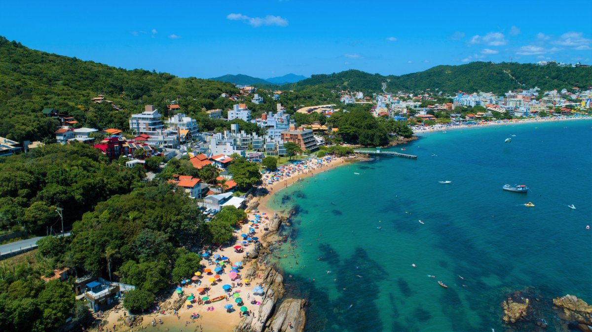 "Caribe de SC" recebe 2 milhões de turistas por verão e vive alta nas locações de temporada